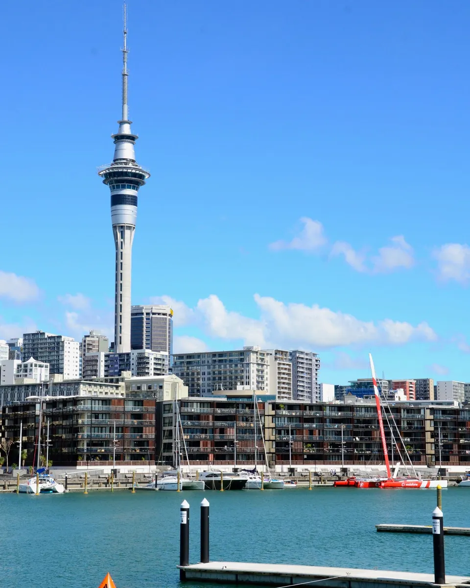 La Sky Tower y el puerto de Auckland, Nueva Zelanda