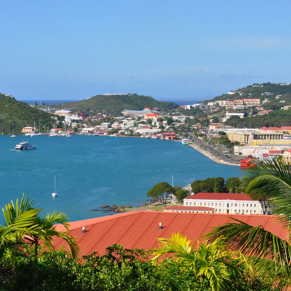 La bahía de Charlotte Amalie, St. Thomas, Islas Vírgenes de EE. UU.