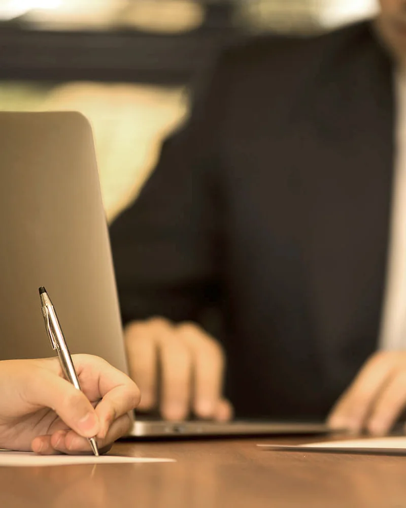 Reunión de trabajo: un profesional toma notas sobre un documento